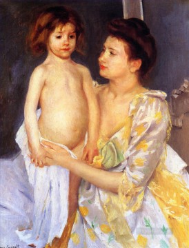 Jules siendo secado por su madre madres hijos Mary Cassatt Pinturas al óleo